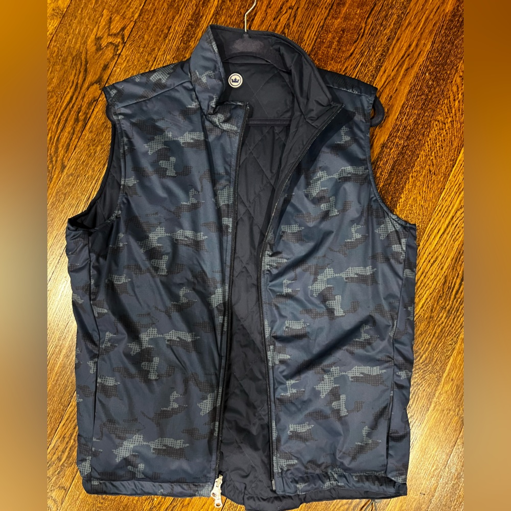 Peter Millar Men's Deuce Stretch Knit Reversible Vest
Medium
Navy/Navy Camo